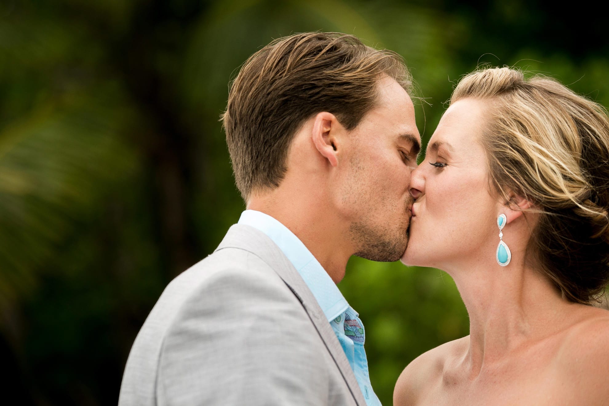 first kiss at wedding in Costa Rica