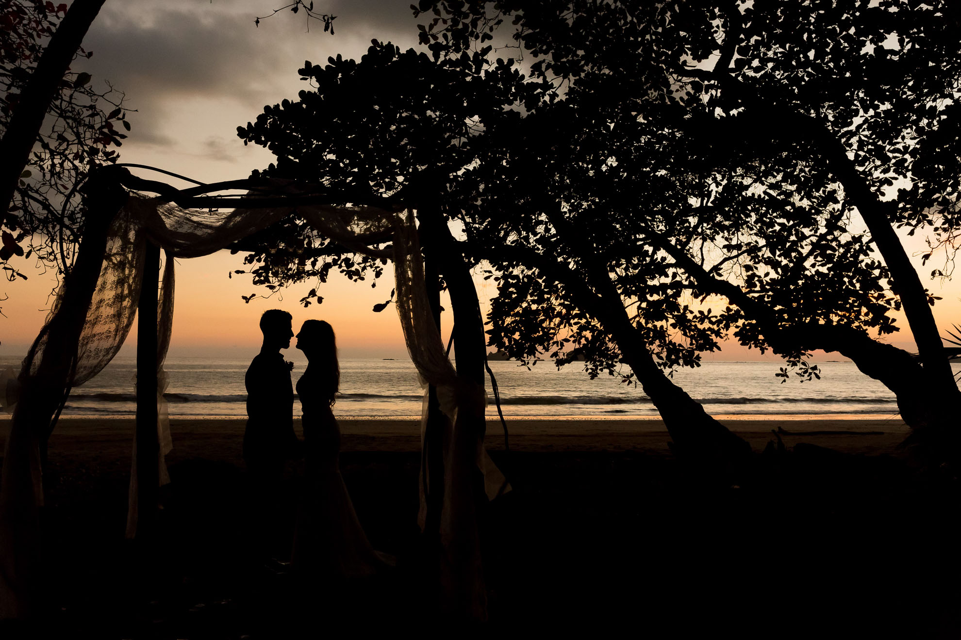 Playa Uvita Wedding in nature sunset silhouette 